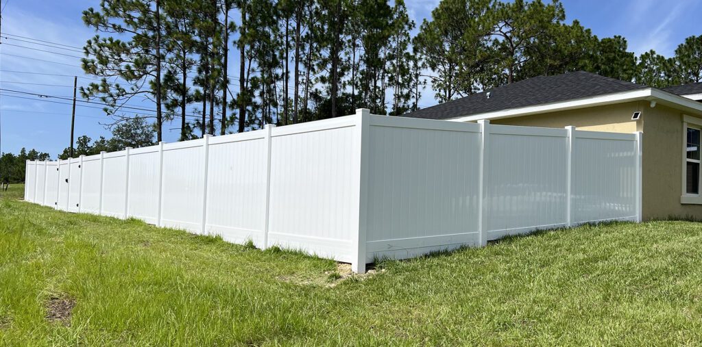 white vinyl fencing around a home in ocala